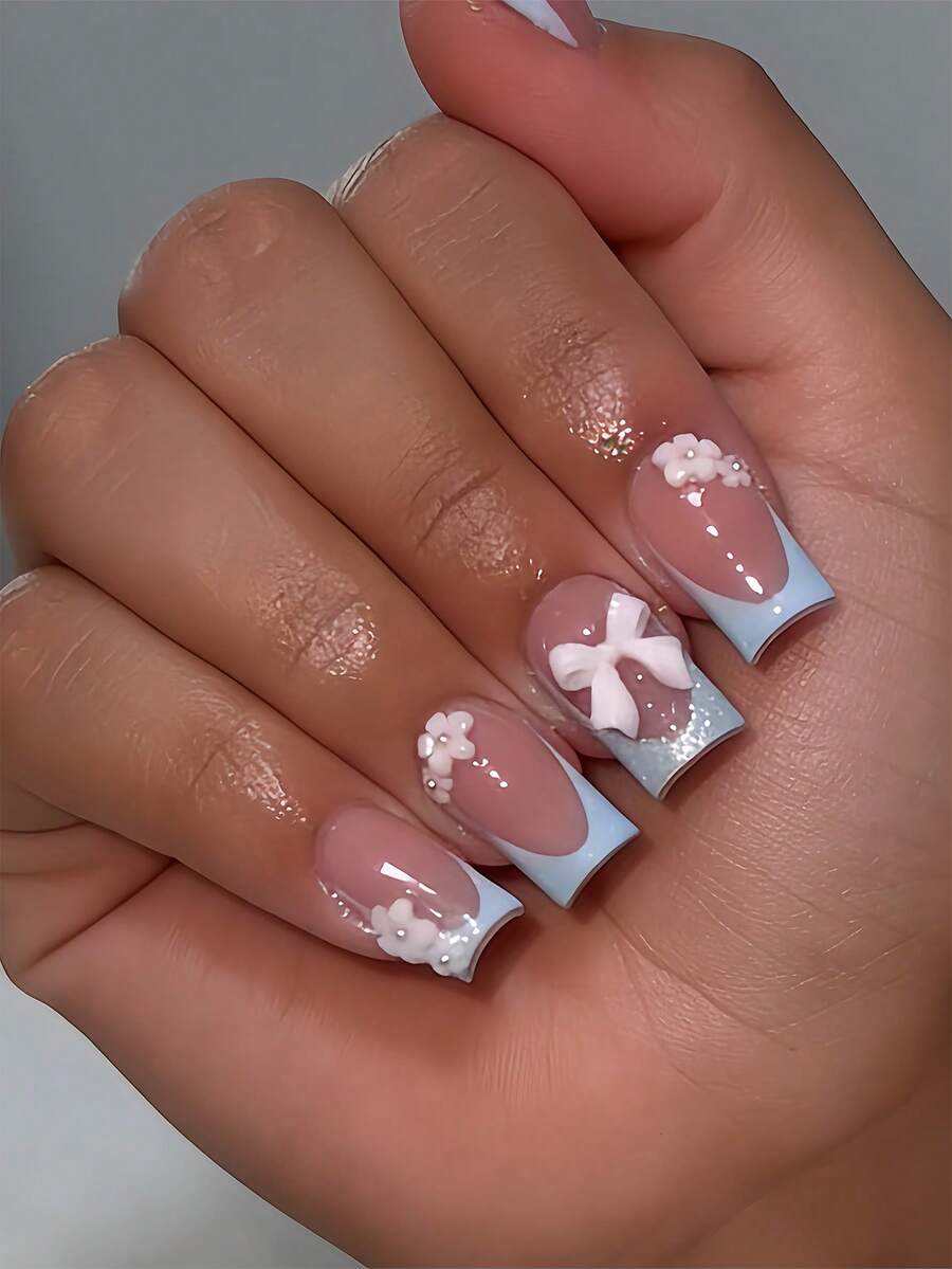 用24片装短方形按压式假指甲提升您的造型！优雅浅蓝色法式梦幻白色蝴蝶结裸色假指甲、奢华银色镶钻浅粉色假指甲、白色蜜桃花瓣镶钻假指甲，全覆盖式假指甲套装，适合女性和女孩。套装包含1张粘合贴片和1个迷你指甲锉，以及果冻凝胶。随机发货。 - 淺藍色 - 查看 1