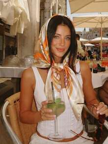 1条简约印花缎面围巾，新款春季时尚女式围巾，可用作腰带、包装装饰、围巾、头带、发饰，是造型的理想之选。 - 香檳色 - 查看 4