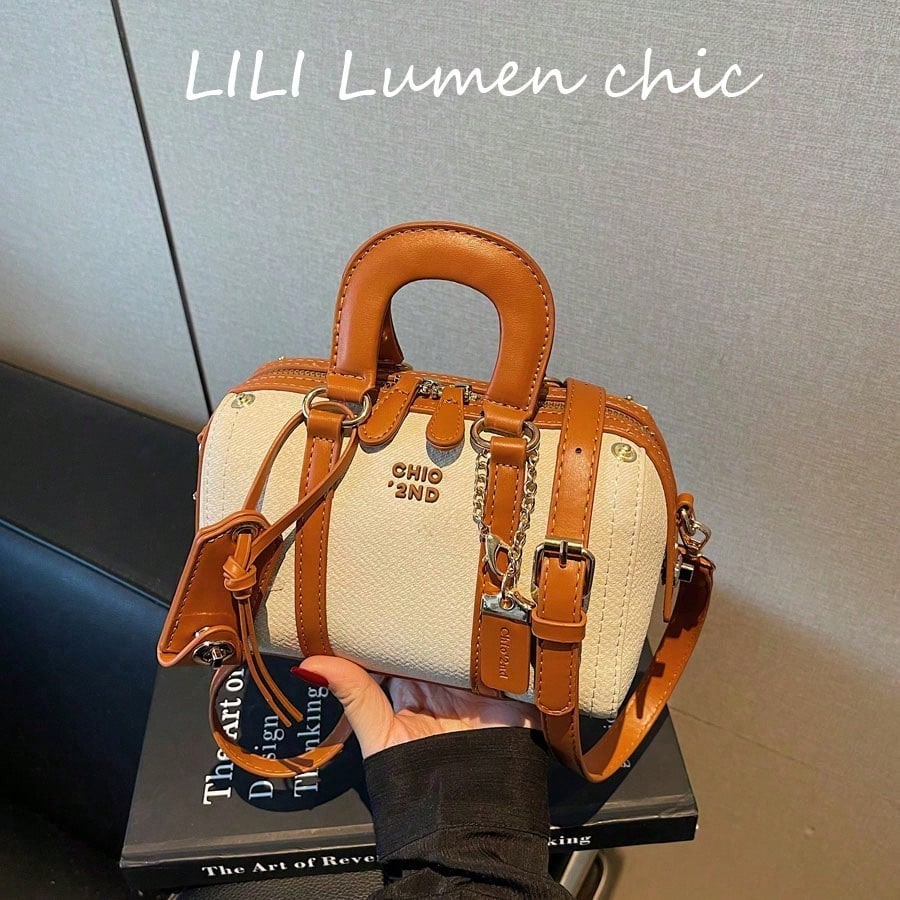 This Is A Color-Block Handbag In Boston Bag Style, With Letter Decoration And Small Chain Design. It Features A Smooth Metal Zipper Closure, Dual Top Handles, And An Adjustable Shoulder Strap. Suitable For Women's Commuting To Work, Shopping, Dating, Business Trips, Travel, And Daily Use.