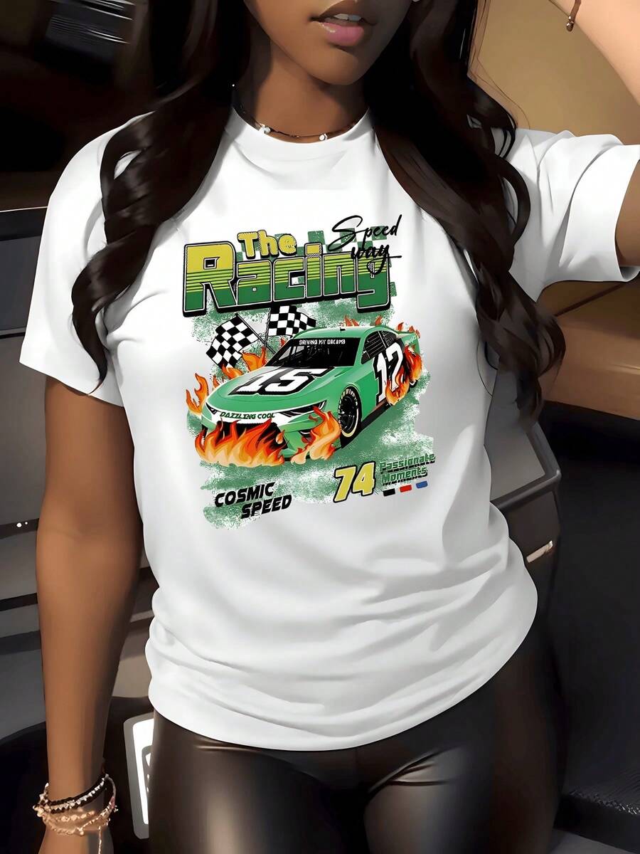 Auto verde acelerando con fuego y banderas a cuadros simboliza la fuerza la pasión por la velocidad y la energía cósmica que impulsa superar límites camiseta de mujer urbana 220g casual moderna para amantes del motor - Blanco - Ver 1