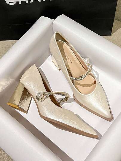 2026春夏新款女式时尚高跟鞋，休闲纯色米色、黑色、棕色尖头金属装饰优雅简约粗跟高品质乐福鞋，适合搭配阔腿裤和连衣裙