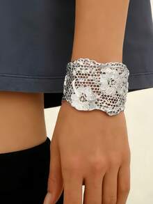 1件新款创意时尚个性化夸张复古花卉镂空金属宽手镯，金属风格饰品，百搭日常佩戴，适合女性，可搭配节日服装，是送给家人/朋友的理想礼物 - 銀色 - 查看 7