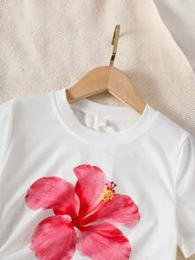 Bộ đồ 2 mảnh cho bé gái tuổi teen: Áo thun in hoa dâm bụt màu hồng và quần short kẻ sọc xanh trắng có cúc cài, phong cách tươi mới cho mùa lễ hội, xuân/hè. - trắng - Xem 3