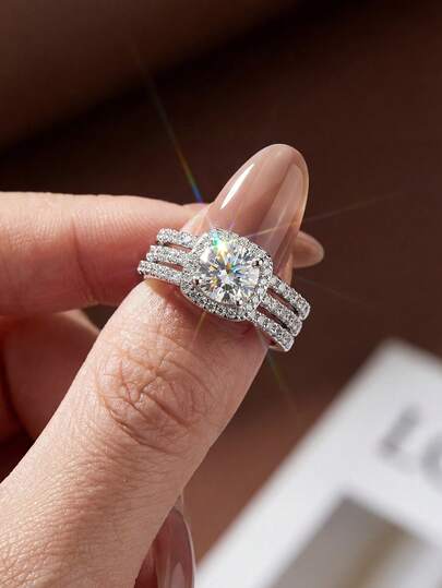 一套椭圆形锆石镶嵌戒指，四爪镶嵌，精致轻盈，925纯银材质，优雅女士珠宝，适合日常佩戴、约会、派对和晚宴等场合。