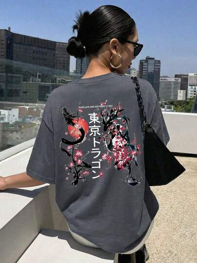 Camiseta de mujer con estética japonesa de Dragón de Tokio, camiseta estándar con patrón de flor de cerezo, top de manga corta cómodo con arte oriental, diseño único de cuello redondo con estilo retro y urbano para chica cool