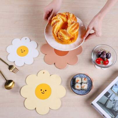 2个向日葵硅胶杯垫，可爱、耐热、防滑、隔热，采用ins风笑脸设计，有3种颜色可选，可悬挂，适用于餐桌、厨房、咖啡店和派对装饰，兼具实用性和装饰性，营造温馨氛围。