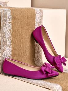 WHDXY 玫红色天鹅绒蝴蝶结尖头平底鞋。亮眼的玫红色天鹅绒材质本身就极具吸睛效果，搭配同色系蝴蝶结细节，更添甜美气息。尖头设计修饰脚型，视觉上拉长腿部线条。柔软舒适的鞋垫确保全天穿着舒适，平底鞋的设计兼顾时尚与实用性。 - 玫紅色 - 查看 3