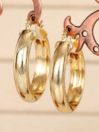 1对浪漫圈形耳环，适合女士佩戴，可用于结婚纪念日、订婚派对、情人节等场合。