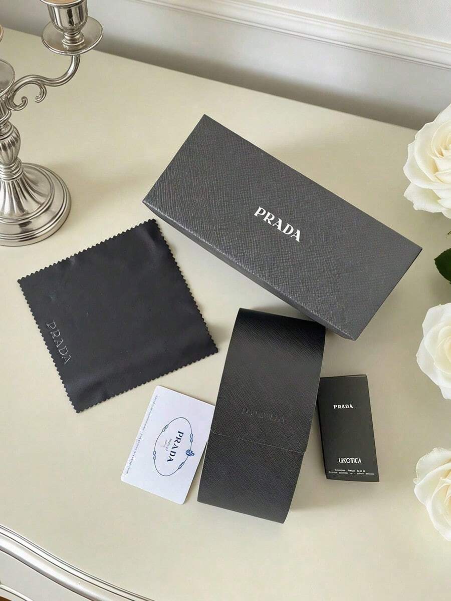 Prada Bộ quà tặng trang điểm mắt cao cấp màu đen vân chéo, hộp đựng kính mắt thời trang cao cấp vỏ cứng, bao gồm khăn lau sợi siêu mịn và hộp quà hai lớp, thích hợp làm quà tặng cao cấp cho cả nam và nữ, phù hợp cho đi làm hàng ngày, du lịch, công sở và các hoạt động ngoài trời. - màu đen - Xem 1