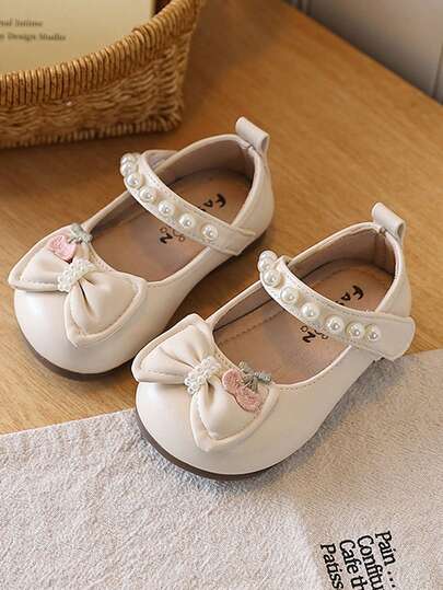 1 Đôi giày bệt thoải mái cho bé gái mùa xuân, kiểu công chúa đính nơ ngọc trai giả, giày tập đi dễ thương cho trẻ sơ sinh và trẻ nhỏ, giày thời trang ngoài trời, giày mềm mại thường ngày.