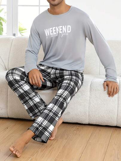 Bộ đồ ngủ nam thường ngày, áo nỉ cổ tròn in chữ và quần kẻ caro, bộ đồ mặc nhà thoải mái cho mỗi ngày.