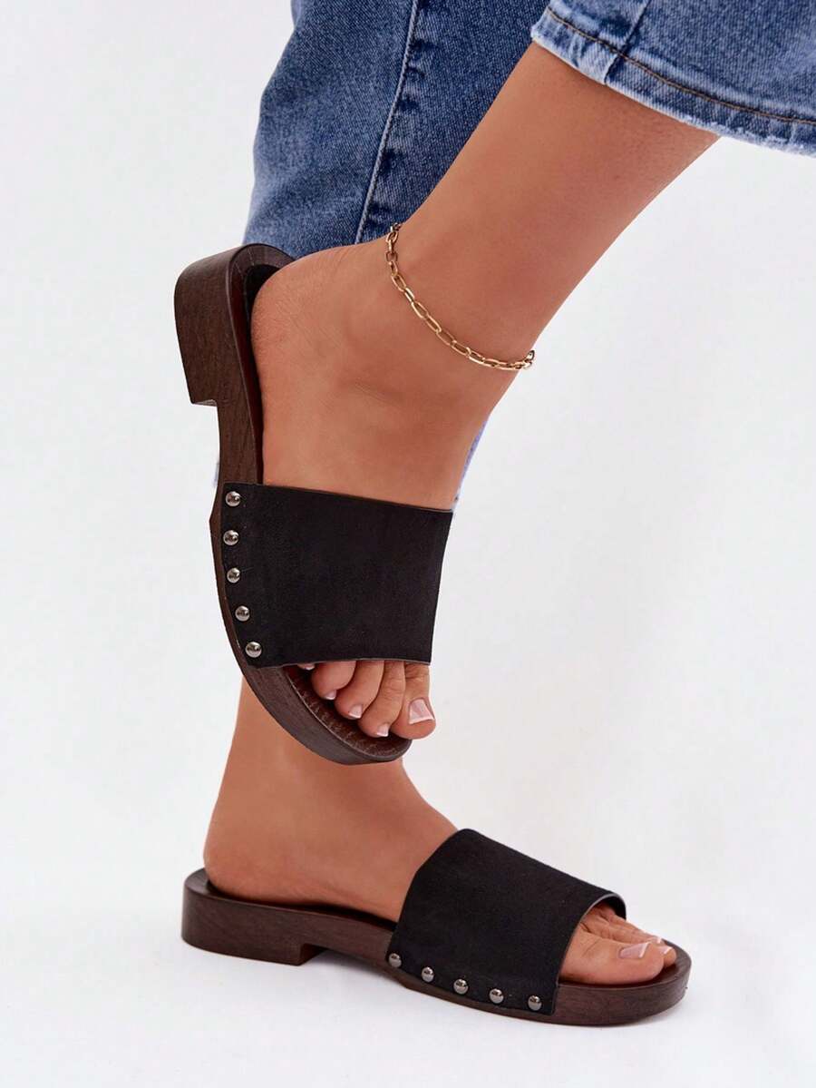 Chinelo Feminino Estiloso E Confortável Com Tachas Decorativas, Feito E Com Salto Plano, Perfeito Para O Verão. Disponível Nas Cores Preto, Bege, Marrom E Vermelho. - Preto - Ver 1