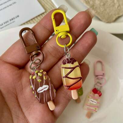 这款坚果冰棒钥匙扣设计清新逼真，质感细腻，造型可爱又治愈，宛如甜点般诱人。搭扣结实顺滑，既可作钥匙扣，也可作包包挂饰，用途广泛，充满时尚气息。