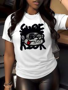 Figura de rostro caricaturesco con expresión divertida y lengua roja representando actitud rebelde urbana moderna camiseta de mujer blanca 220g casual confortable - Blanco - Ver 1