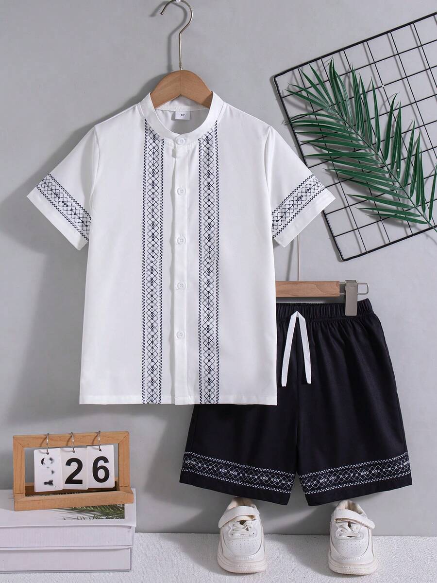 2 Stücke/Set Jungen Lässig Ausgehmode Bedrucktes Dekor Knopfdesign Stehkragen Kurzarm Top und Elastischer Bund Shorts mit Fake Kordel, Frühling/Sommer - Weiss - Übersicht 1