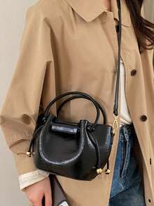 1个黑色亮面金属球抽绳装饰亮面皮革水桶包，手提/斜挎两用，抽绳封口，休闲通勤及街头风格 - 黑色 - 查看 3