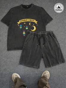 Conjunto masculino de manga curta com estampa vintage lavada, estilo Ramadan, moderno e descolado. Conjunto de manga curta em algodão preto com estampa em inglês, ideal para o dia a dia. Estilo Y2K, perfeito para ocasiões informais. - Preto - Ver 1