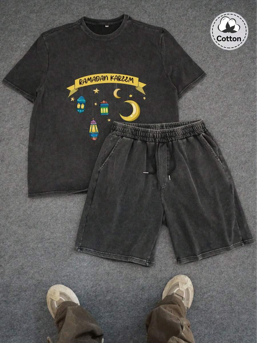 Conjunto masculino de manga curta com estampa vintage lavada, estilo Ramadan, moderno e descolado. Conjunto de manga curta em algodão preto com estampa em inglês, ideal para o dia a dia. Estilo Y2K, perfeito para ocasiões informais. - Preto - Ver 1