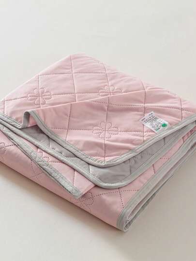 1件轻盈透气丝滑夏季被，纯色空调毯，柔软舒适，适合卧室、宿舍、办公室午睡，多种颜色可选，现代风格，易于打理，可机洗，不含枕芯