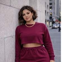 The Babado Set Is The Perfect Choice For Those Who Love To Be Fashionable With Style And Comfort. It Consists Of A Super , High-Fashion Skirt And A Long-Sleeved Cropped Top. - 酒紅色 - 查看 2