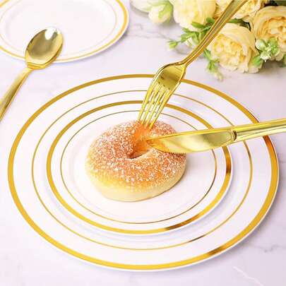 100件套金色餐具，包括50个勺子和50个叉子，易于清洗，适用于派对、节日、生日、婚礼、户外活动、家庭聚会、蛋糕和沙拉盛放等场合。