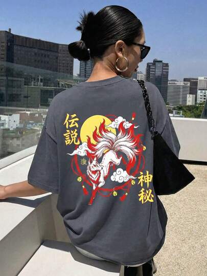 Camiseta de mujer "Leyenda del zorro", ajuste regular, gráfico misterioso de zorro, cómoda parte superior de manga corta con arte popular oriental, cuello redondo único estilo anime de moda de Pinterest