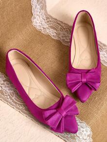 WHDXY 玫红色天鹅绒蝴蝶结尖头平底鞋。亮眼的玫红色天鹅绒材质本身就极具吸睛效果，搭配同色系蝴蝶结细节，更添甜美气息。尖头设计修饰脚型，视觉上拉长腿部线条。柔软舒适的鞋垫确保全天穿着舒适，平底鞋的设计兼顾时尚与实用性。 - 玫紅色 - 查看 2