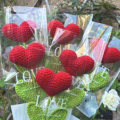 6pcs Hand-Crocheted Roses With Green Stems - Realistic Hand-Crocheted Heart-Shaped Bouquet, Suitable For Decoration, Table Setting, And Desktop Display - Handmade Fresh Flowers, Will Not Fade Or Deform, Can Be Preserved For A Long Time, Witnessing Every Beautiful Moment.
