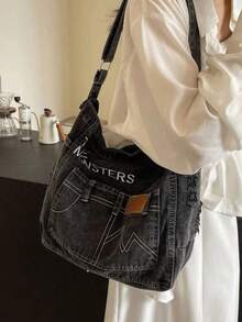 Nueva bolsa cruzada minimalista de mezclilla en forma de media luna, con diseño de patrón de letra decorativo, correa ajustable, ligera y cómoda, bolso de mensajero de unicolor casual, bolso de media luna de moda, tela de mezclilla vintage, estilo de mezclilla callejero, mochila universitaria - Negro - Ver 2