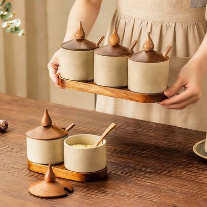 1pc/2pcs/3pcs Thick Ceramic Round Straight Body Seasoning Jar With Pointed Wooden Lid, Home Use Monosodium Glutamate Salt Storage Box Jar Set With Tray, Commercial BBQ Seasoning, Dried Chili, Sesame Dispenser Bottle With Spoon