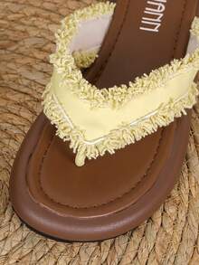 女士夏季平底一体式拖鞋 - 露趾凉鞋，采用柔软的PU材质和布料制成，饰有流苏。鞋面饰有蕾丝花边和装饰细节，搭配橡胶外底，穿着舒适贴合。适合度假、户外活动、居家穿着、鸡尾酒会和日常户外活动。棕色沙滩风露趾凉鞋。 - 芥末黃 - 查看 7