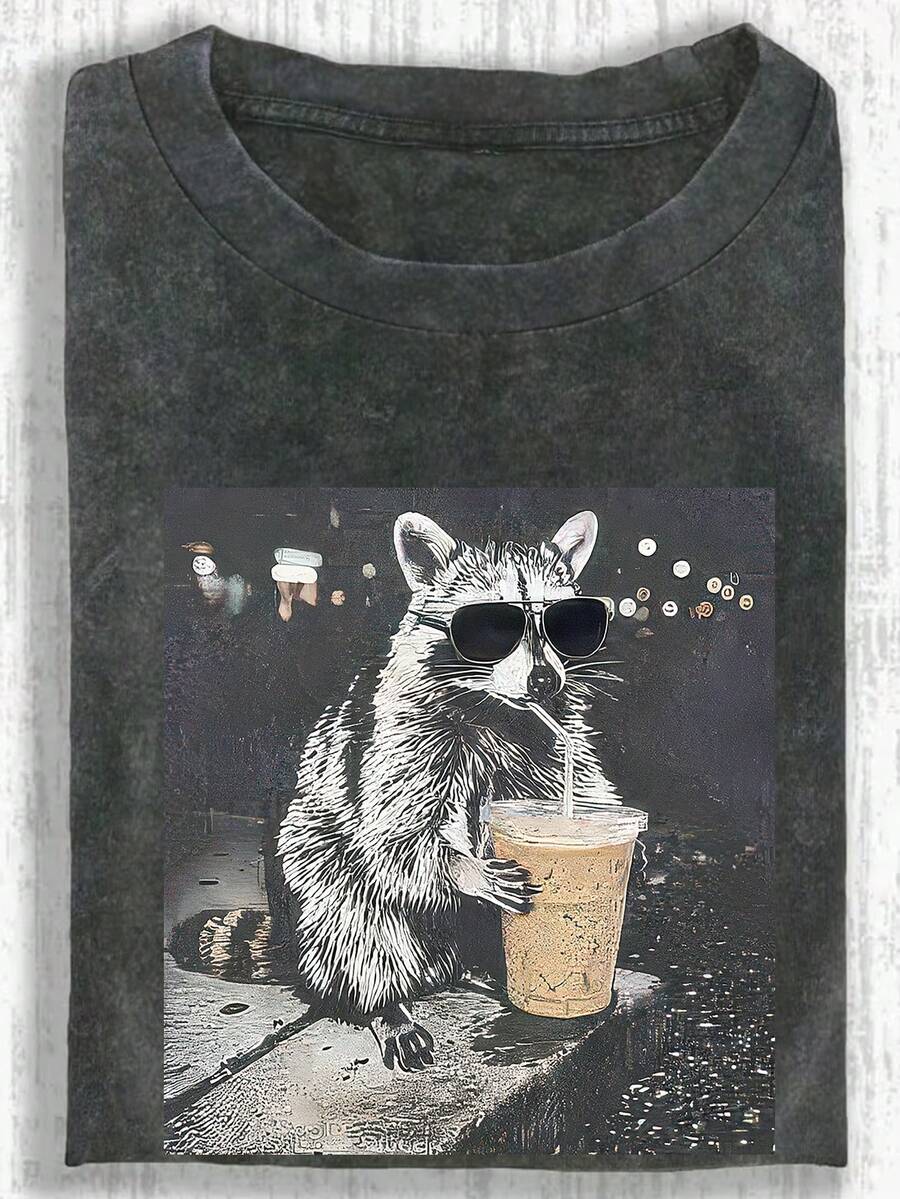 大码女式复古水洗T恤，浣熊喝冰咖啡图案，男女通用图案T恤，100%纯棉短袖上衣，舒适圆领休闲款，夏季T恤，柔软水洗面料，宽松版型，黑色 - 黑色 - 查看 1