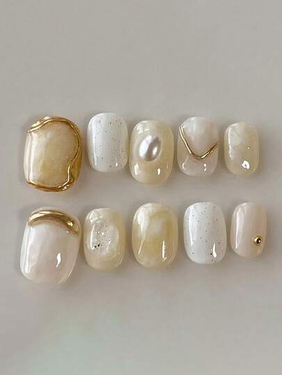 10 pièces Ongles courts ovales purs faits à la main Ongles couleur champagne Style de luxe doux avec dégradé de couleur champagne, ligne dorée blanche sur les bords, ornements de perles et de paillettes fines. Ongles à clipser élégants et minimalistes pour femmes et filles, à porter au printemps, en été, en automne, en hiver, lors de festivals, de fêtes et dans la vie quotidienne.