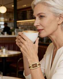 Anne Klein 女士金色石英表，配宝石手链、珍珠母贝表盘、时尚长方形模拟腕表和双色串珠手链 - 金色 - 查看 6