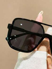 一副男女通用方形大框经典时尚太阳镜，适合度假、海滩等场合，是女士理想的海滩配饰。 - 黑色 - 查看 3