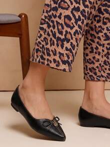 Women's Black Patent Leather Escama Pumps With Medal - Black - View 1