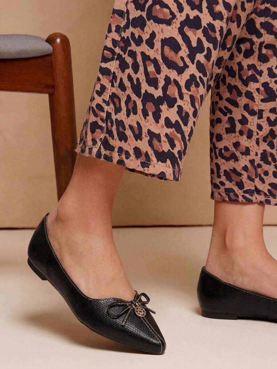 Women's Black Patent Leather Escama Pumps With Medal - Black - View 1