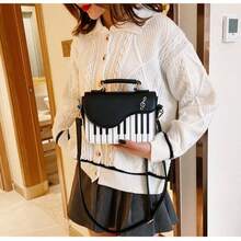 Mini bolso cuadrado con solapa y diseño de teclas de piano, con notas musicales de guitarra y piano, bolso de mano creativo de piel sintética, bandolera para mujeres y niñas, bolsos pequeños. - Blanco y Negro - Ver 6