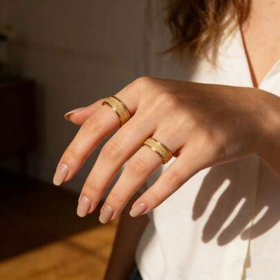 Anillo chapado en oro de 18K de acero inoxidable con acabado mate - Banda minimalista mate para hombres y mujeres, joyería hipoalergénica y resistente al agua para uso diario y parejas