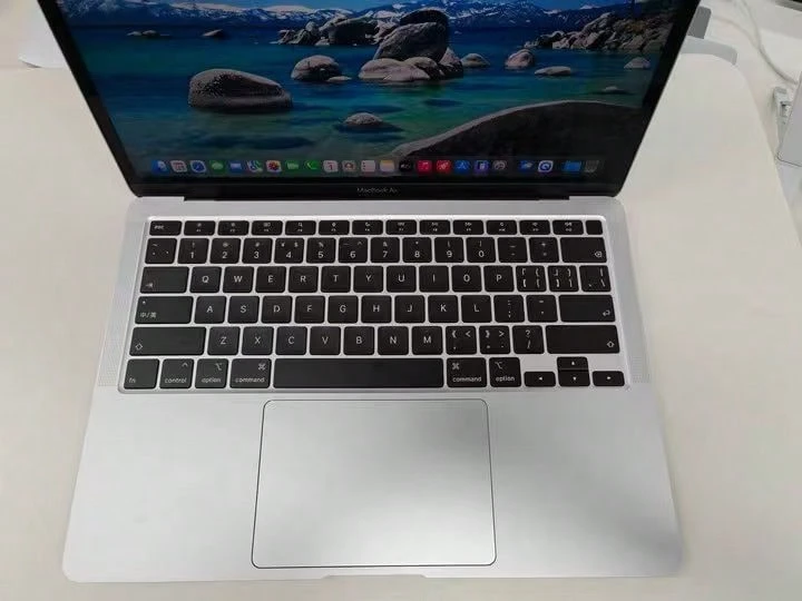 Apple 二手 2020 款 13 英寸 MacBook Air M1，配备 8GB 内存和 256GB 固态硬盘。 - 銀色 - 查看 1