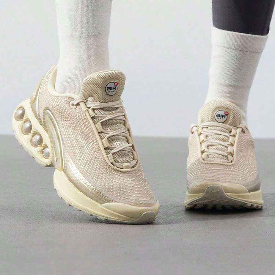 Nike 女士休闲鞋 W AIR MAX DN，女士气垫运动跑步鞋，通勤休闲鞋 HV4861-200 - 淺卡其色/化石灰/團隊金 - 查看 1