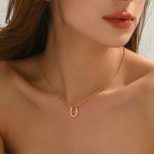 1件时尚简约奢华性感精致优雅百搭水钻U型马蹄形吊坠项链，适合女性日常休闲、派对、音乐节佩戴，也可作为情人节礼物。 - 金色 - 查看 2