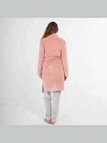 Tramas+ Bata Terciopelo Super Soft Rosette en Tallas S, M, L, XL | Comodidad y Elegancia en un Solo Diseño | Color Multicolor que se Adapta a tu Estilo | Ideal para Relajarse en Casa o Después de un Baño | Tejido Suave para una Sensación Agradable en la Piel | Perfecta para Cualquier Temporada del Año - ROSETTE - Ver 4
