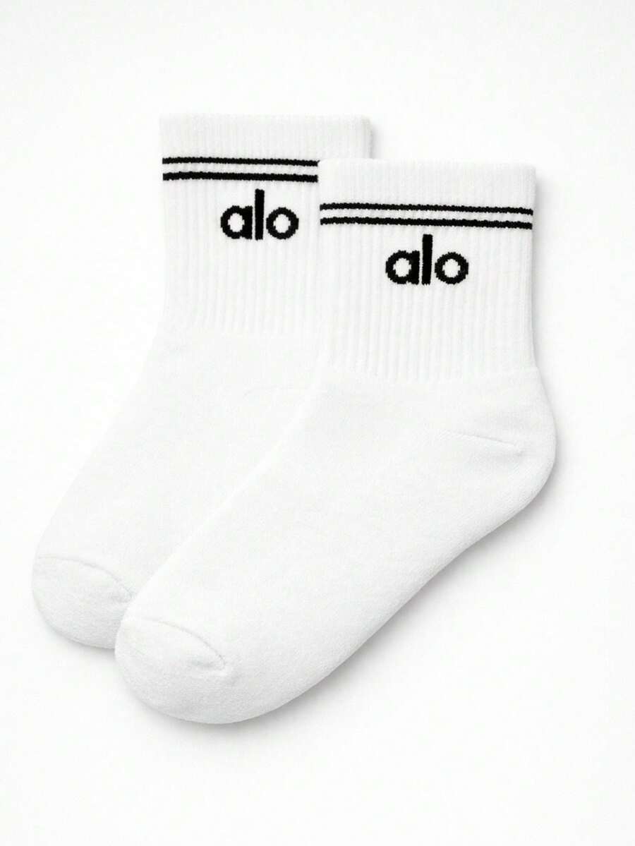 1 par de calcetines tipo cuello medio Throwback de Alo Yoga (unisex) - Blanco - Ver 1