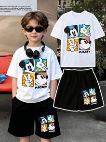 Disney Boys' Short-Sleeved Shirt And Shorts Set, Featuring A Creative Mickey Cartoon Pattern Print. This Is A Two-Piece Summer Children's Outfit. The Fabric Is Soft, Comfortable And Breathable, Suitable For Daily Wear, Traveling, Going To School, Shopping, And Playing. It Is An Essential Disney Children's Clothing Gift. - 白色+黑色 - 查看 1