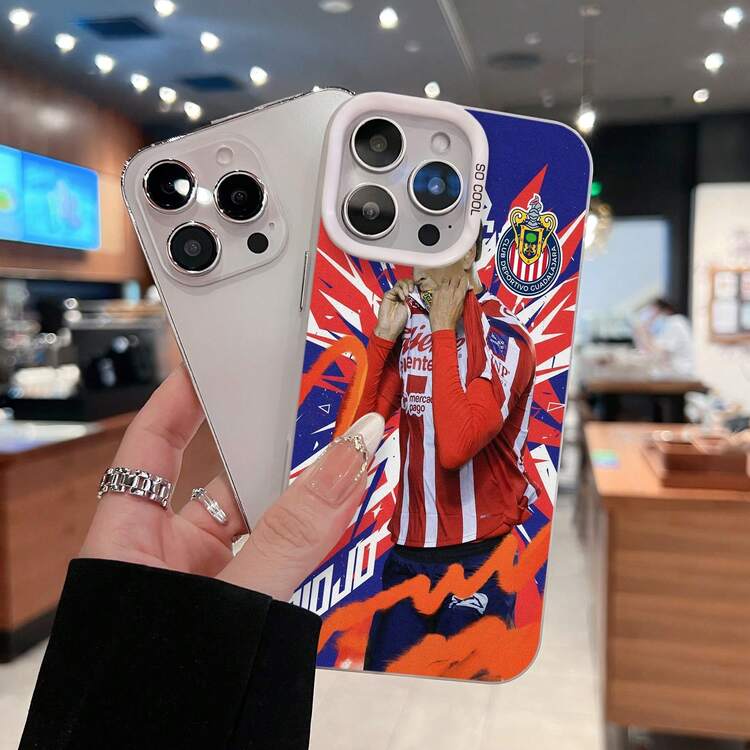 Jugador de fútbol mordiendo la camiseta tras marcar un gol. Esta elegante funda es compatible con Samsung, Apple, VIVO, OPPO, , Transsion, ,  y Honor. Fabricada en silicona TPU, ofrece protección contra golpes y caídas, además de una sensación superior. Es un regalo ideal para familiares, amigos y seres queridos, y una opción perfecta para San Valentín y Año Nuevo. - Plateado - Añade 3
