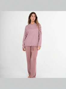 Tramas+ Secret Damen-Pyjama mit langen Streifen und Marseille-Rosette für pure Eleganz und Komfort: Stilvoll gekleidet in diesem farbenfrohen Design, erhältlich in den Größen S, M, L und XL für eine perfekte und bequeme Passform in Ihren entspannenden Momenten. Ideal für jede Jahreszeit dank weichem Stoff und leuchtenden Farben, die Ihrem Alltagslook Wärme und Freude verleihen. - ROSETTE - Übersicht 2