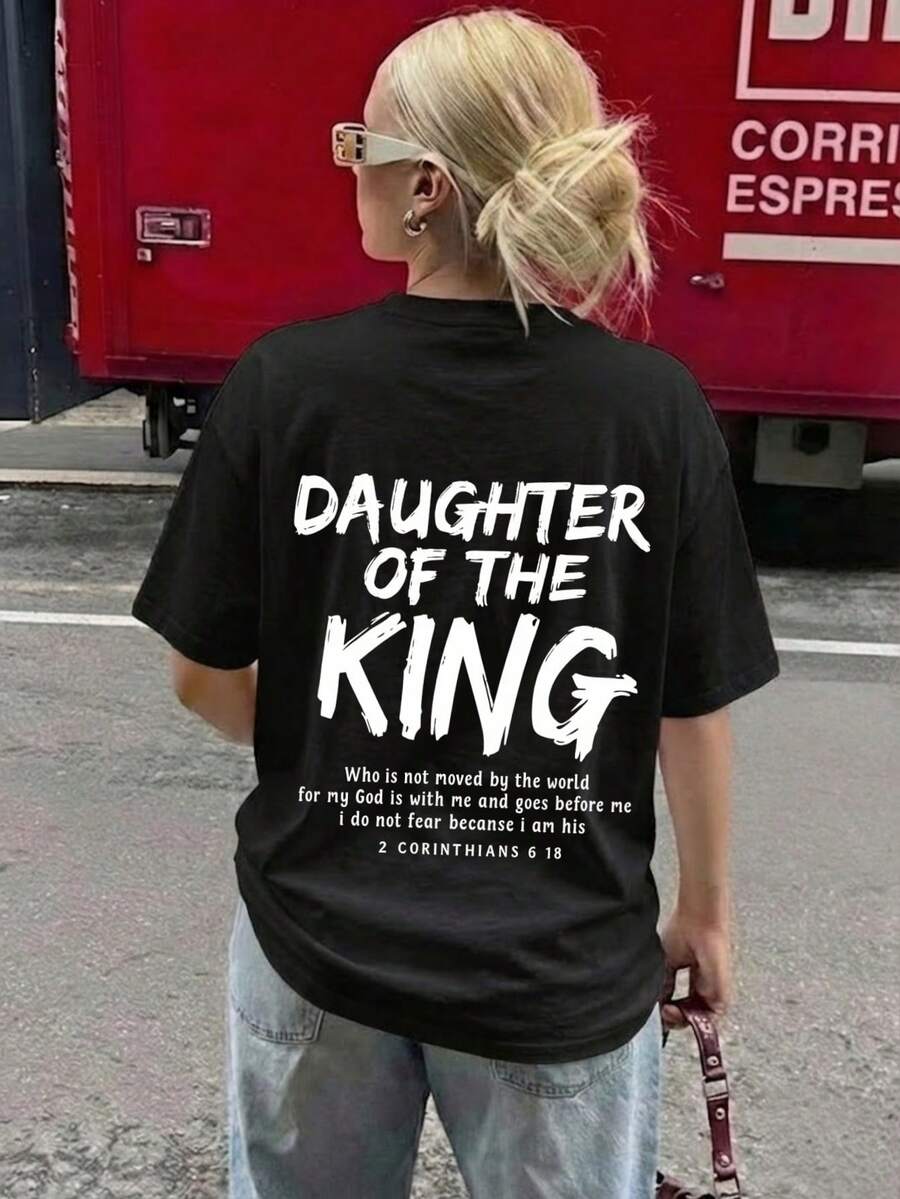 女士夏季圆领短袖T恤,印有“King's Daughter”和“Faith”英文字母,适合办公室、日常、约会、派对、街头、嘉年华、音乐节、情人节等场合穿着。性感宽松上衣 - 黑色 - 查看 1