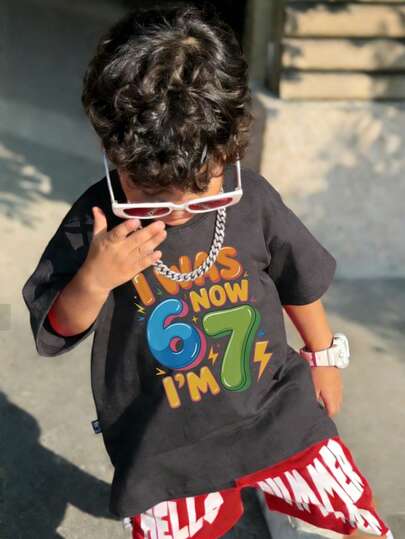 1 pieza Camiseta de manga corta con cuello redondo para niños pequeños con estampado de letras y números coloridos y divertidos que dice "TENÍA 6 AHORA TENGO 7", regalo para fiesta de 7º cumpleaños, estilo casual europeo y americano para verano