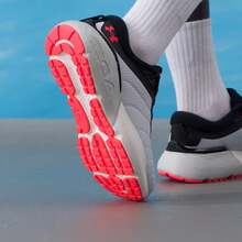 Under Armour 女士轻便舒适休闲跑步鞋 3026820-100 - 灰色/黑色 - 查看 1